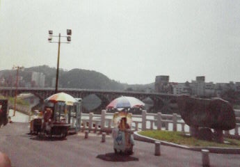 晋州城前から晋州橋を見る